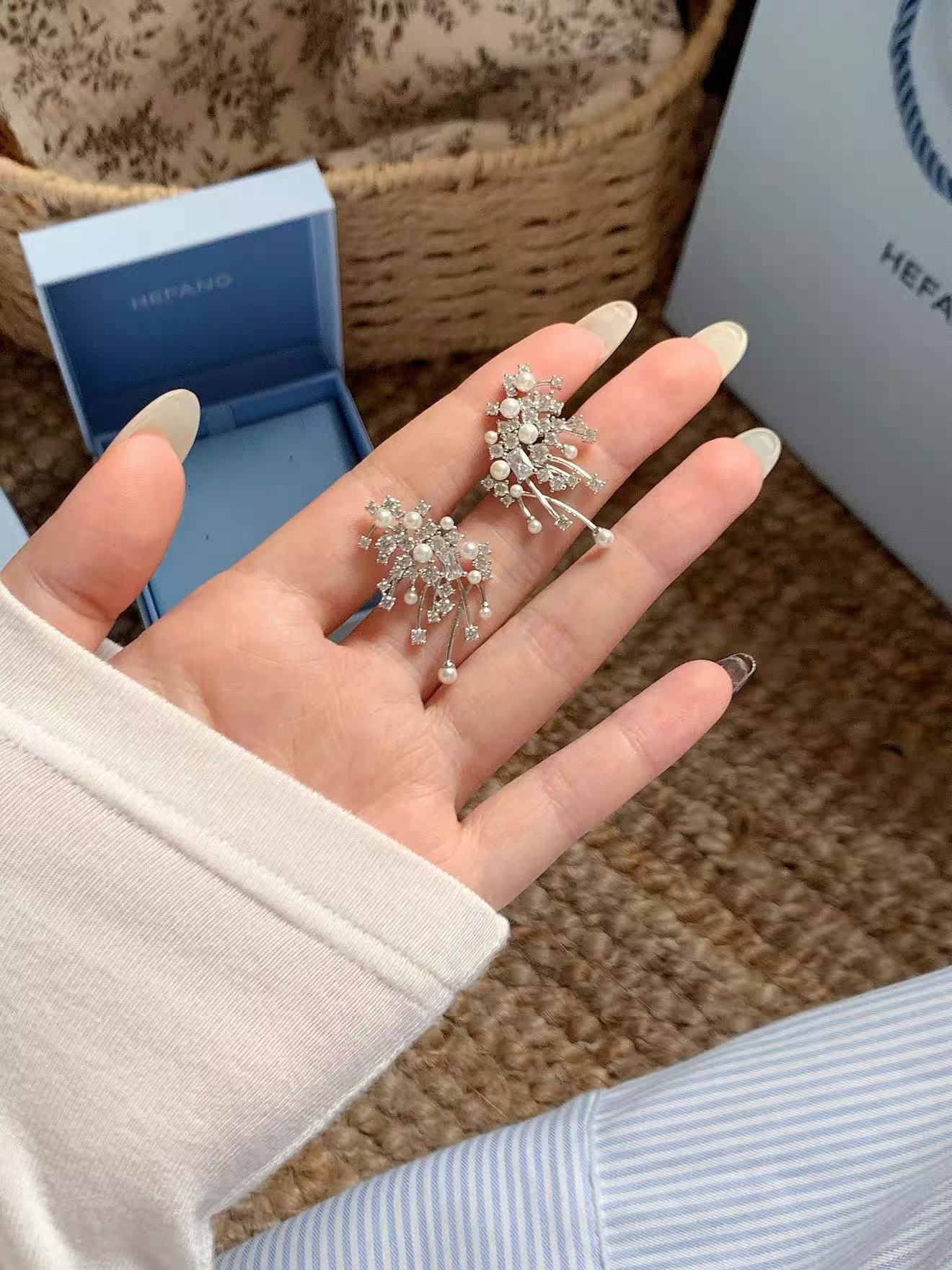 Hefang Sparkling Nebula Earrings (earrings/clip-on)