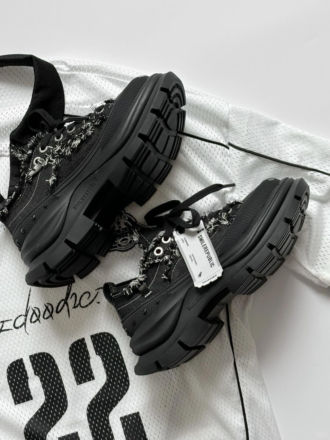 2.0 Classic Black Low Top Sneaker