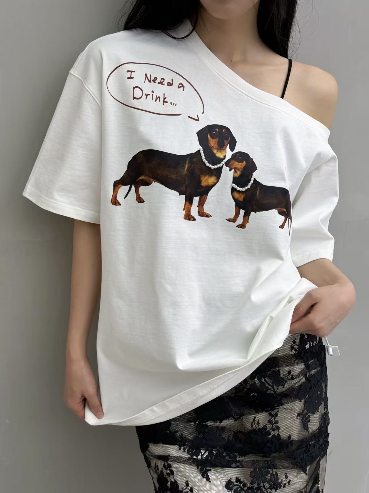 Off-the-shoulder Doggy T-shirt